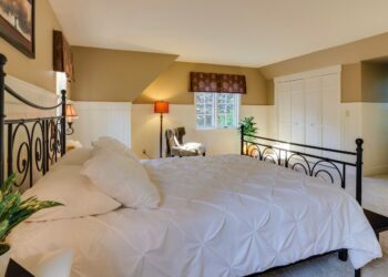 11 Awesome Farmhouse Bedroom Ideas That Will Make You Want To Upgrade