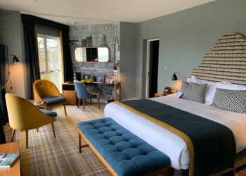 12 Easy Tips To Make Your Bedroom Cozy For Winter