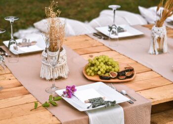 5 Tips for Setting a Glam Outdoor Thanksgiving Table