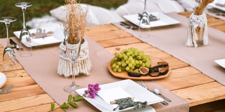 5 Tips for Setting a Glam Outdoor Thanksgiving Table