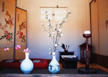 10 Unique Vase Ideas For You To Decorate Your Flower Arrangements In Styl